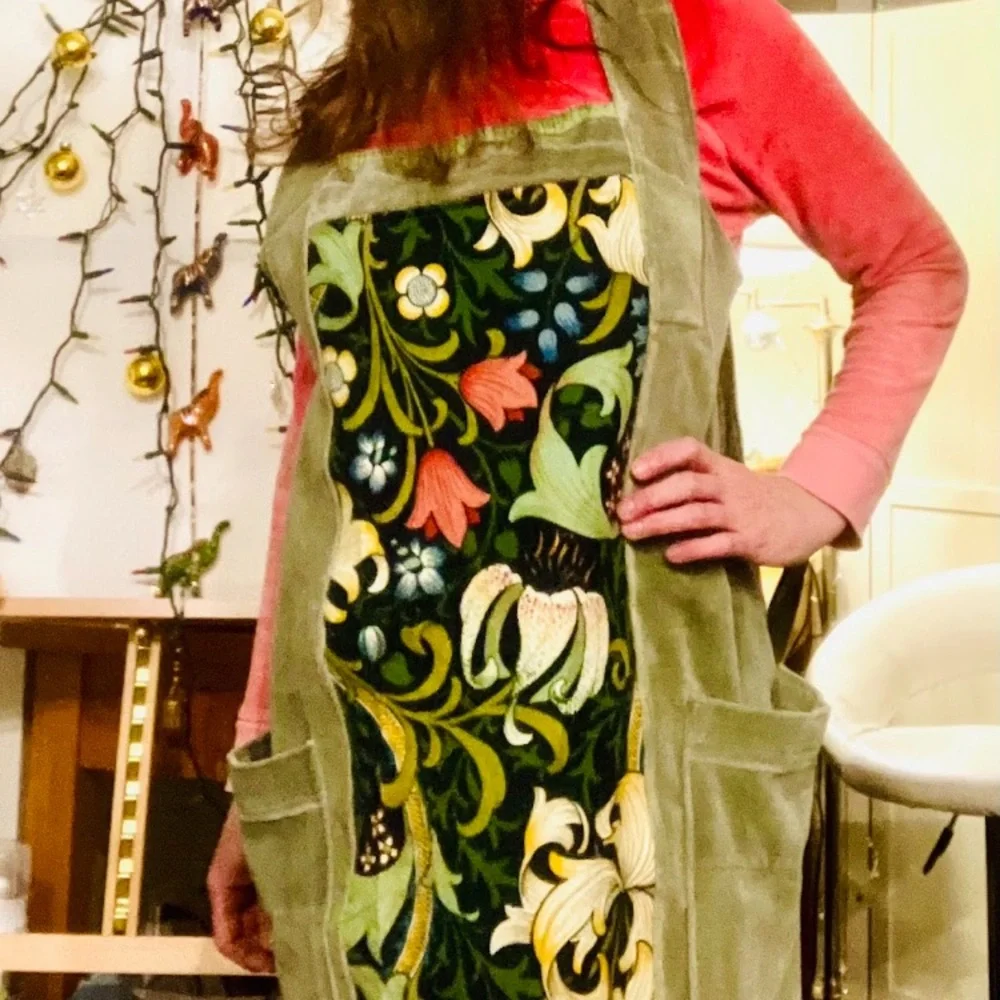 Sage green velveteen crisscross strap romantic fun holiday apron with pockets - Picture 2 of 4